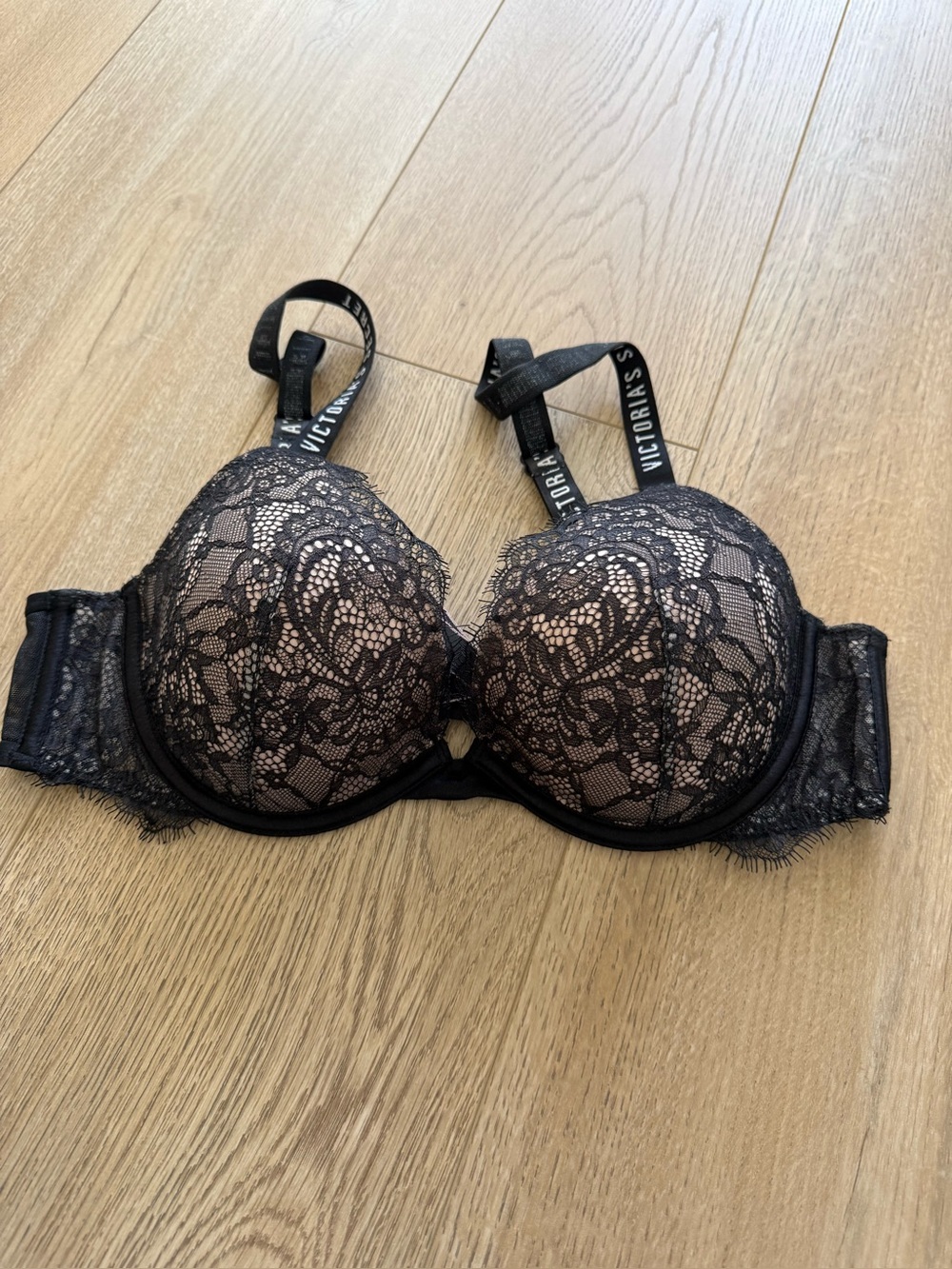 Victoria's Secret Very Sexy Black Lace Push-Up Bra Logo Straps Size 36B